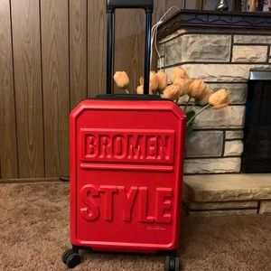 Hand Carry luggage so light and so easy handle